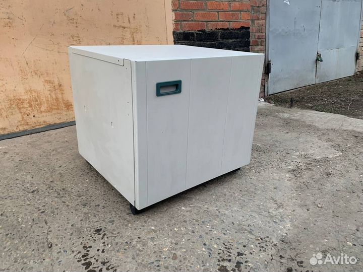 Тумбочка металлическая на ножках