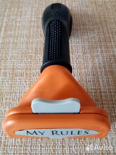 Расчёска-фурмиратор для вычёсывания собак и кошек