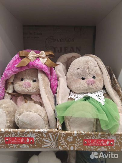 Большой плюшевый заяц