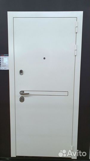 Дверь входная Белая металлическая