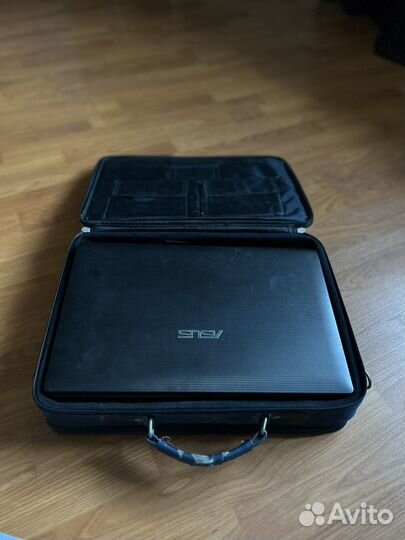 Ноутбук Asus вместе с сумкой