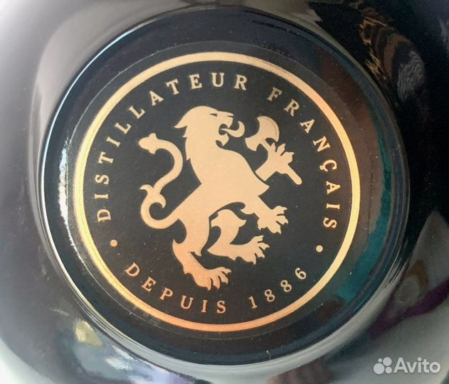 Коробка и бутылка от бренди St-Remy XO