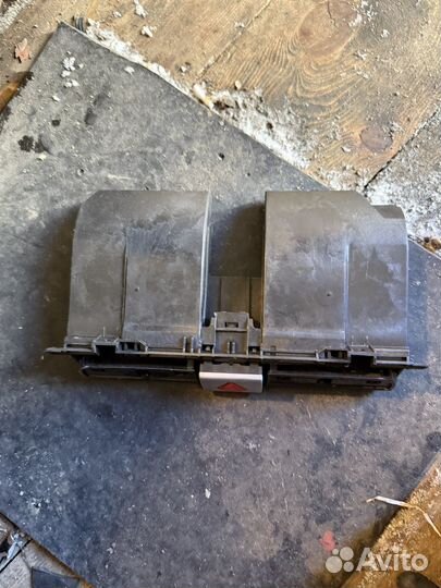 Бардачок централ volkswagen passat B6 б/у 2008