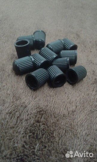 Продаю колпачки (золотники) на колеса авто