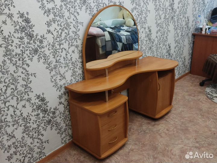 Туалетный столик с зеркалом