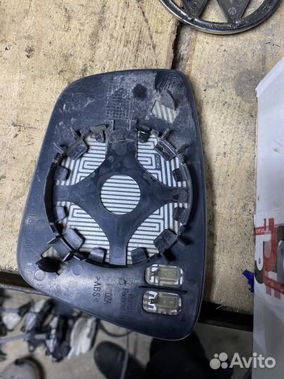 Зеркальный элемент правый Volkswagen Polo 2011г