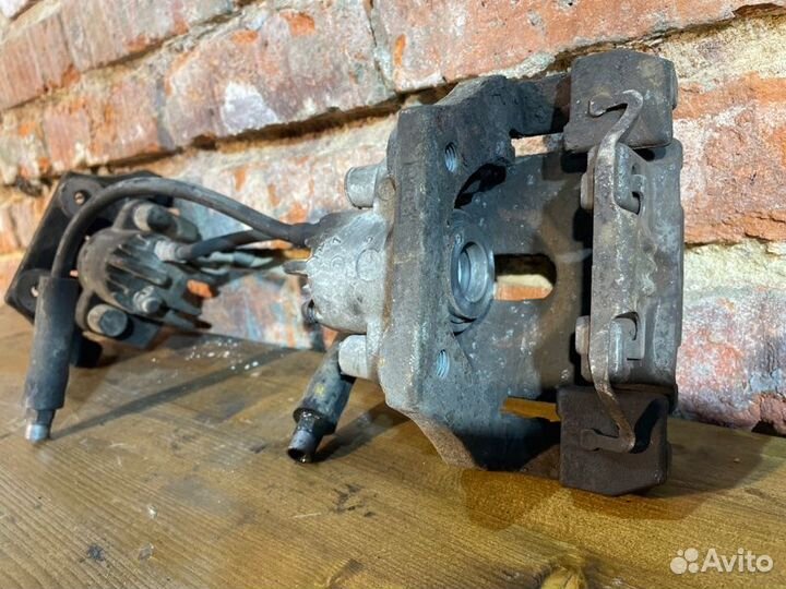 Суппорт тормозной передний Bmw 3 E91 N43B20 2011