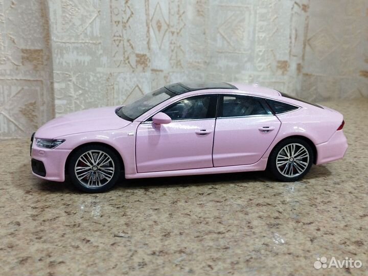 Audi A7 в масштабе 1:24 розовый