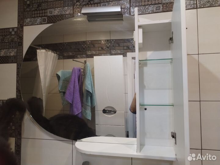 Зеркало с шкафчиком в ванную