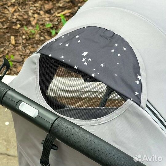 Прогулочная коляска бежевая