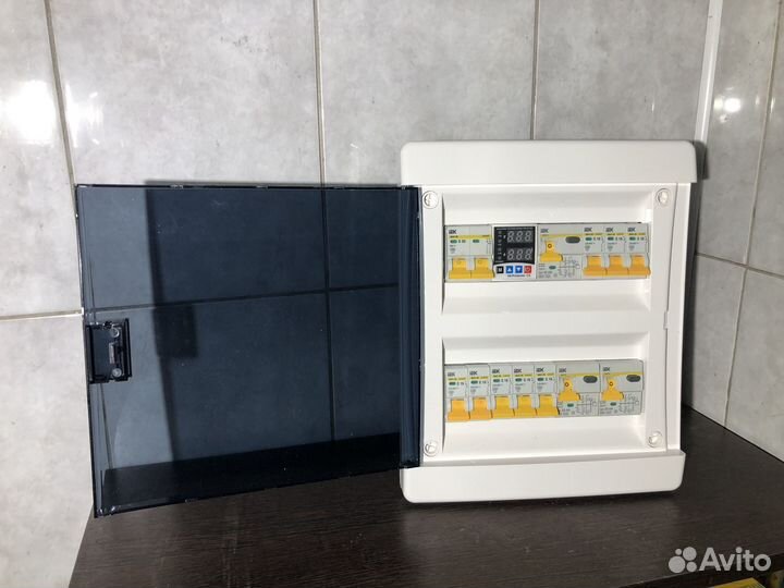 Щит электрический накладной 8 кВт 8 групп