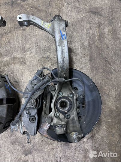 Передний кулак (цапфа) в сборе Audi A8 D3