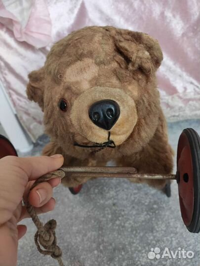 Мишка антикварный на тележке