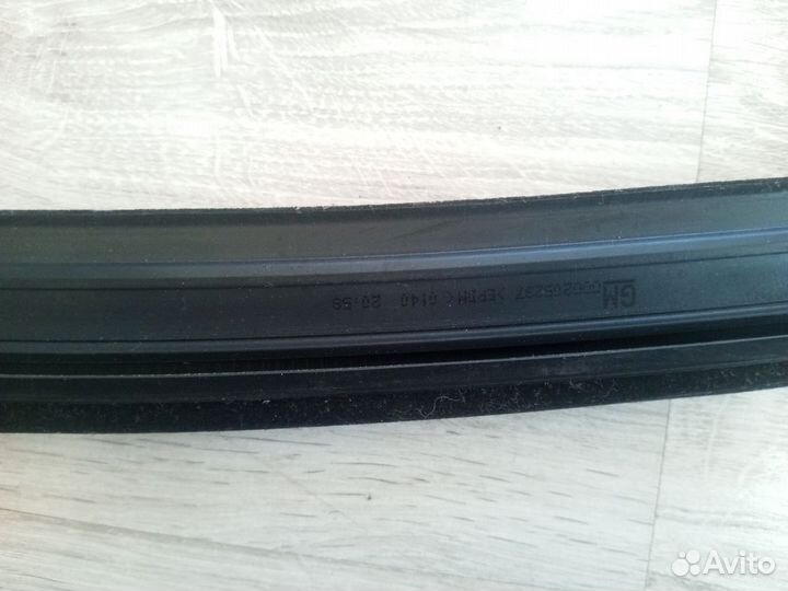 Уплотнитель стекла двери передней правой Opel Astr