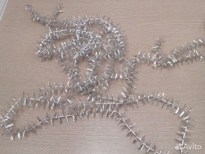 Новогодняя мишура и дождик