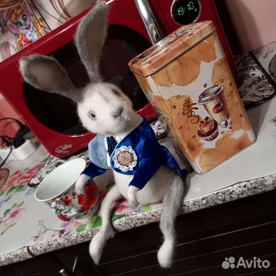 Вязаный заяц. Ручная работа