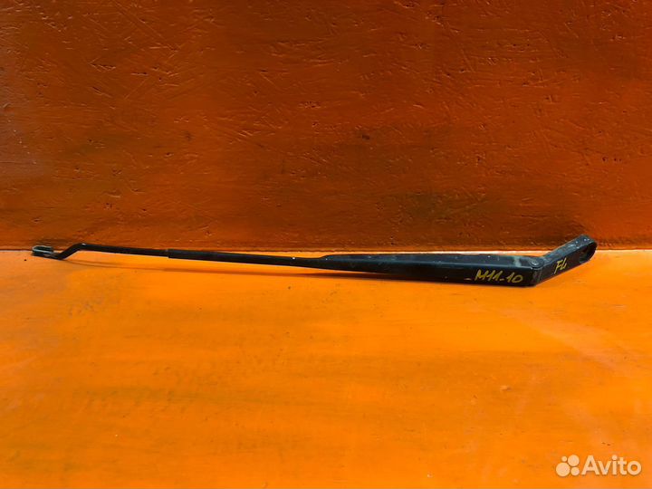Поводок стеклоочистителя левый nissan prairie *M11