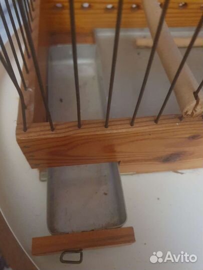 Деревянная клетка для певчих птиц