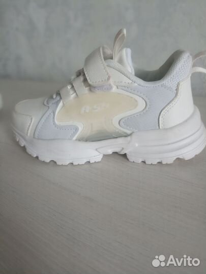 Кроссовки для девочки новые
