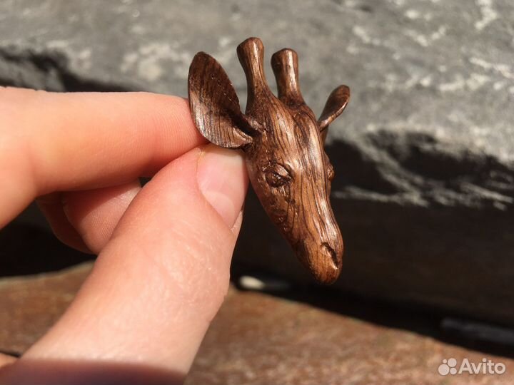 Брошь ручной работы из дерева