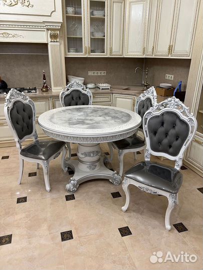 Стол и стулья