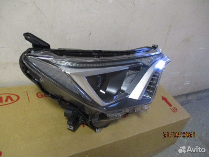 Фара правая Toyota RAV4