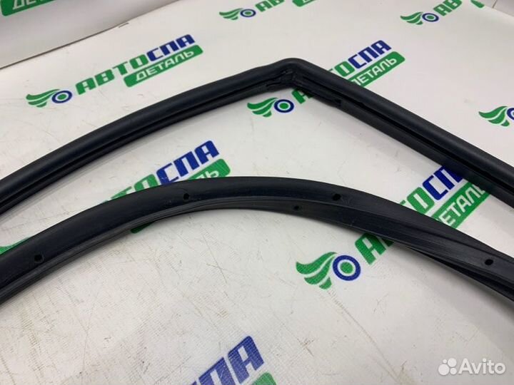 Уплотнитель двери задний правый Mazda 3 Bl седан