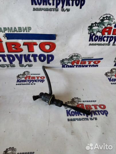Главный цилиндр сцепления со шлангом бачка уровня