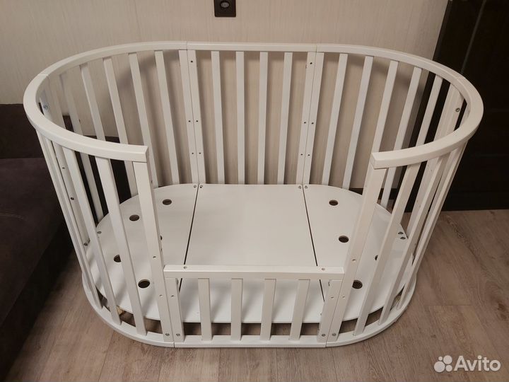 Детская кроватка с маятником