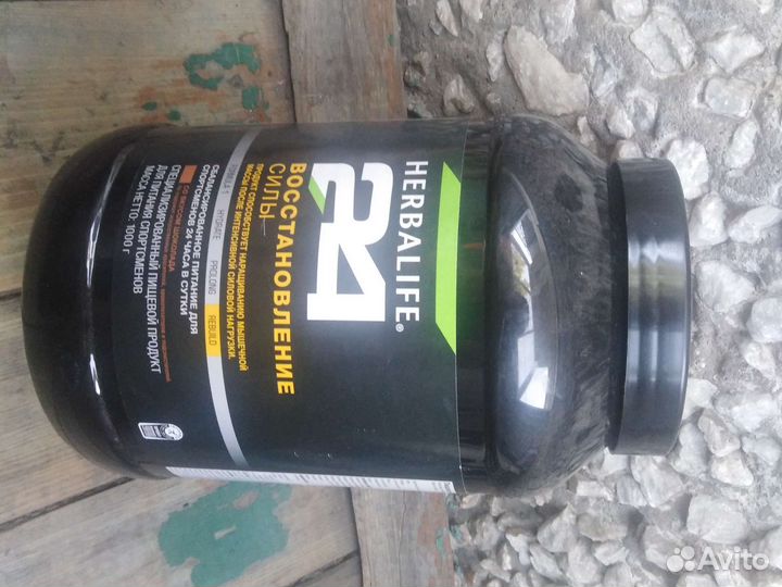 Пустые банки от протеина