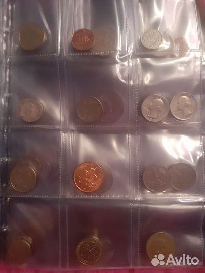 Коллекционный альбом с монетами
