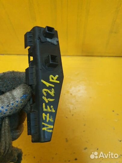 Кронштейн крепления заднего бампера правый NZE121