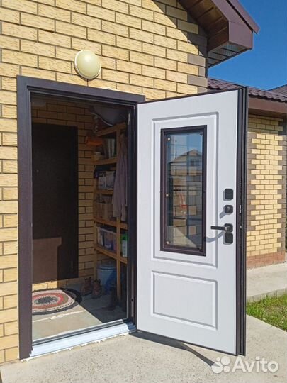 Дверь Входная со стеклом и ковкой термо