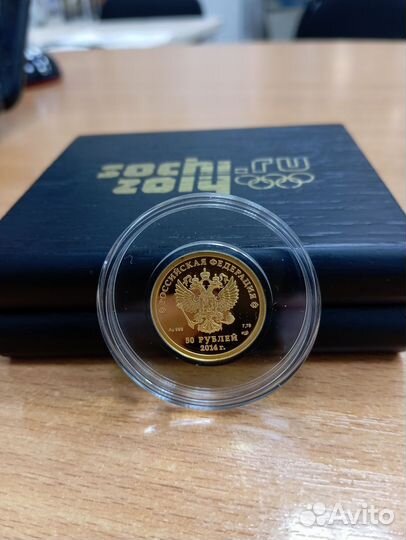 Золотые и серебряные монеты в ассортименте