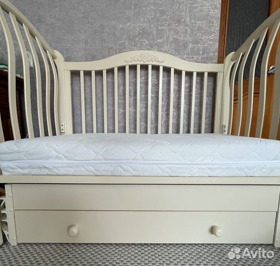 Детская кроватка с маятником