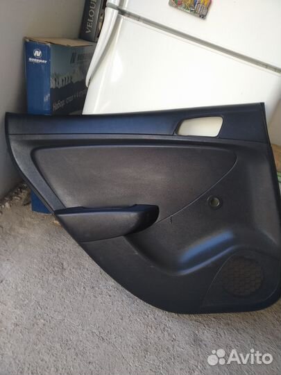 Обшивка левой задней двери хундай Солярис