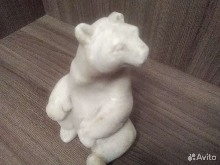 Статуэтка медведь из белого мрамора