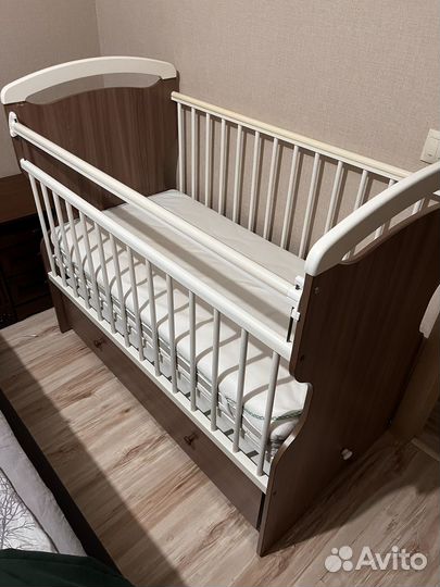 Детская кроватка с маятником