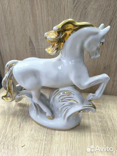 Фарфоровая статуэтка 
