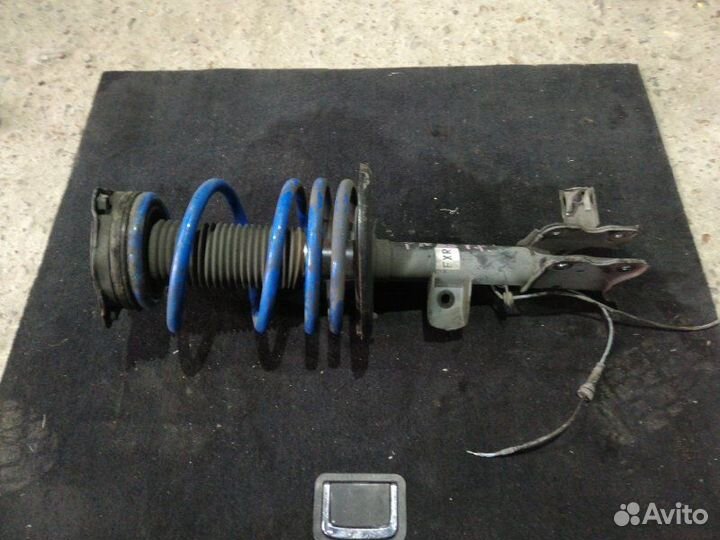 Стойка амортизатора передняя правая Nissan Murano