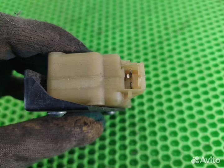 Активатор замка крышки бензобака