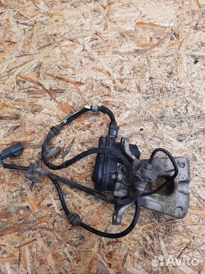 Суппорт тормозной задний левый Chrysler 200 2016