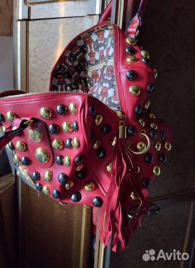 Сумка с фурнитурой через плечо