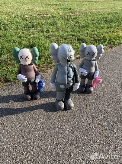 Колекционные фигурки kaws