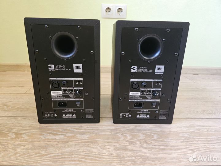 Студийные мониторы JBL LSR 305