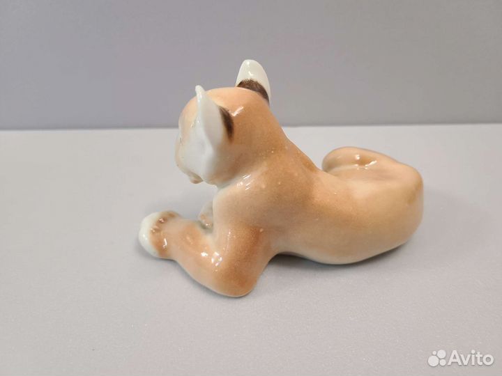 Фарфоровыя статуэтка