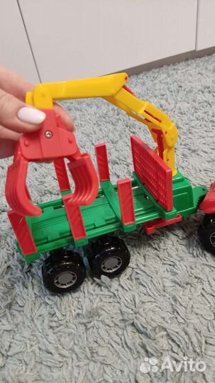 Трактор игрушка
