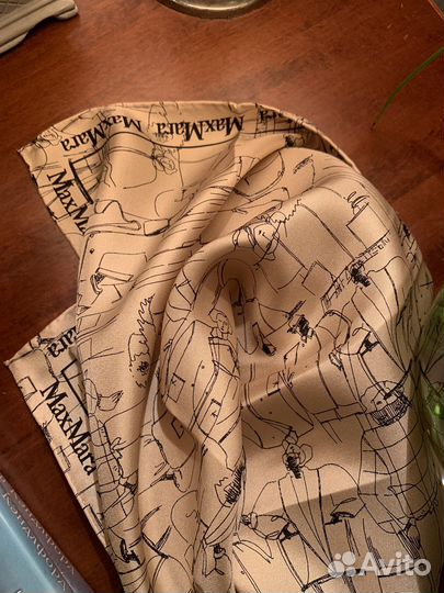 Шелковый платок Max mara с принтом с этикеткой