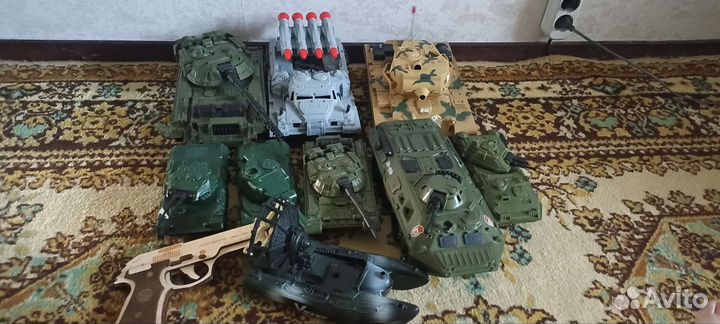 Танк игрушка