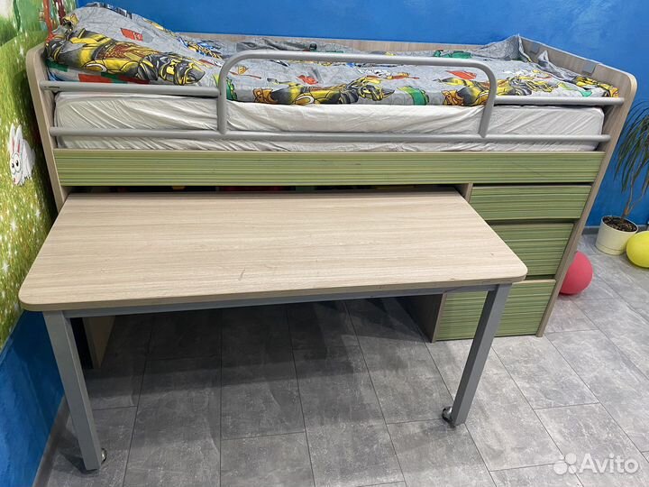 Кровать чердак со столом выдвижным